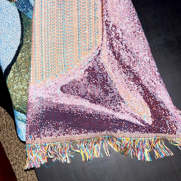 Handmade Femme Fatale throw blanket with fringes - Picture 5 of 5